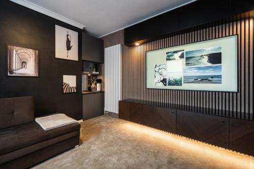 a living room with a couch and a picture on the wall at The Studio, Luxury 3 Bed Home with Parking in Leicester