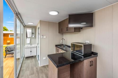 Η κουζίνα ή μικρή κουζίνα στο Poenamo Hotel