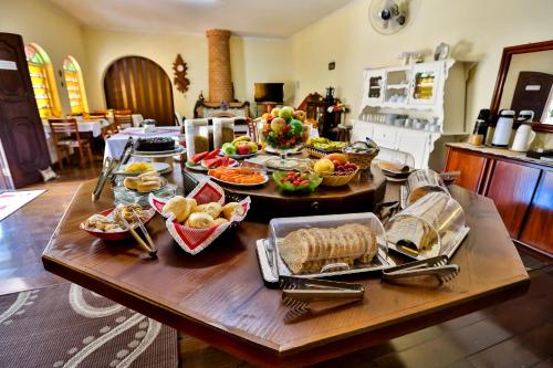 un tavolo con un sacco di cibo sopra di Pousada Igarapé a Socorro