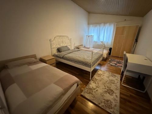 En eller flere senge i et værelse på Ferienhaus nahe Berlin Bungalow mit Kamin