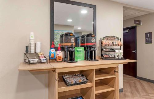 Un mostrador en una habitación con una cafetera. en Extended Stay America Suites - Asheville - Tunnel Rd, en Asheville