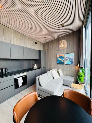 Modern with mountains and sea views in Henningsværにあるキッチンまたは簡易キッチン