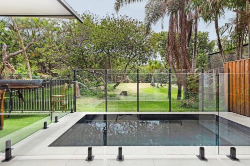 una piscina en medio de un patio trasero con una valla en Oceanic-Pet Friendly Townhouse 8min to Mooloolaba, en Parrearra