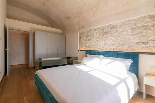 En eller flere senge i et værelse på Luxury apartment Peschiera Zaffiro