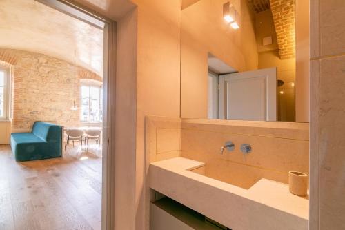 Et badeværelse på Luxury apartment Peschiera Zaffiro