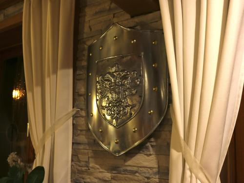 a metal shield on the side of a stone wall at Hotel Gasthof Bären in Weingarten