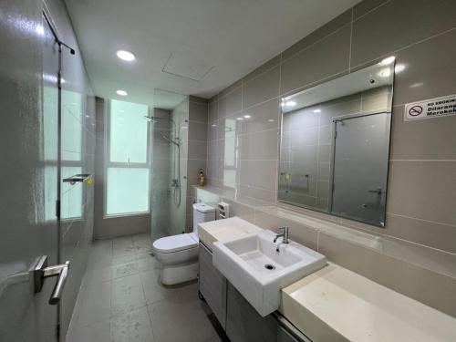 Ένα μπάνιο στο Sutera Avenue near Gleaneagle KK King Bed