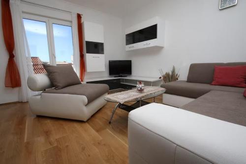 Apartments with parking space Makarska - 24071