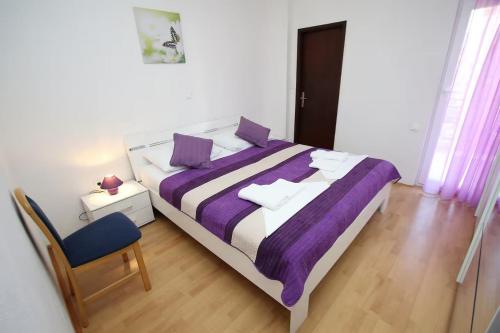 Apartments with parking space Makarska - 24071