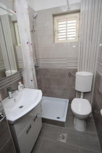 Apartments with parking space Makarska - 24071