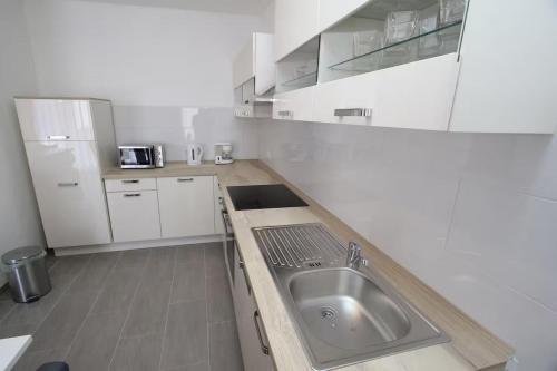 Apartments with parking space Makarska - 24071