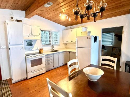 Dapur atau dapur kecil di Summer Side Classic Lakefront Escape