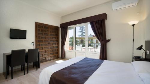 Hotel El Pozo tesisinde bir odada yatak veya yataklar