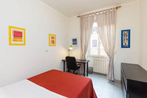 ローマにあるVatican Apartmentのベッドルーム1室(ベッド1台、デスク、窓付)