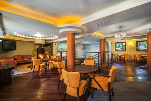 a lobby with tables and chairs and a couch at Dom Wypoczynkowy Oskar Jastrzębia Góra in Jastrzębia Góra