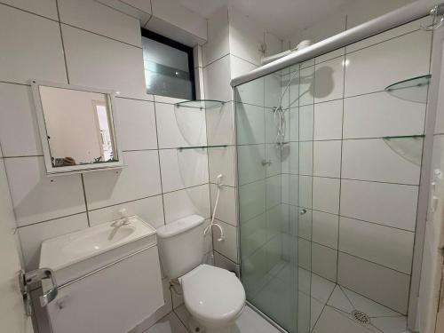 une salle de bain avec toilettes et douche en verre dans l'établissement Apartamento Vista Mar, à Maceió