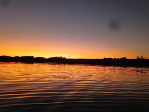 un tramonto su un corpo d'acqua di Costa Florida a Villa Florida