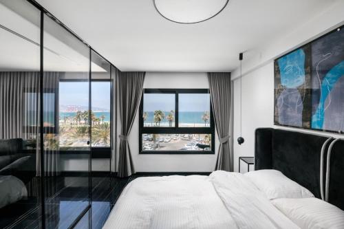 En eller flere senge i et værelse på SEA VIEW HAIFA Suite on the beach