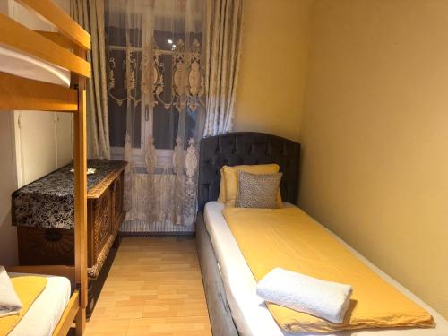 Кровать или кровати в номере Bahnhof West Apartments