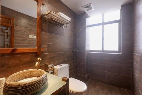 a bathroom with a toilet and a sink at 张家界畔山驿栈 in Zhangjiajie