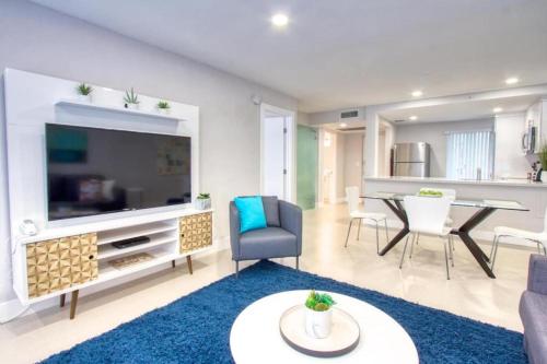 Designer River View Apartmentsにあるテレビまたはエンターテインメントセンター