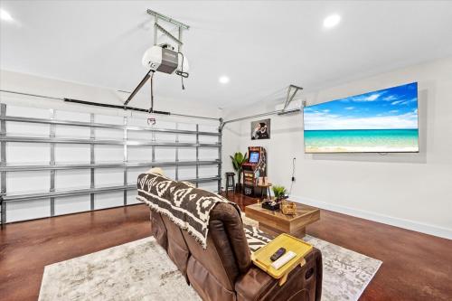 TV a/nebo společenská místnost v ubytování Two Beach Lofts for One Price