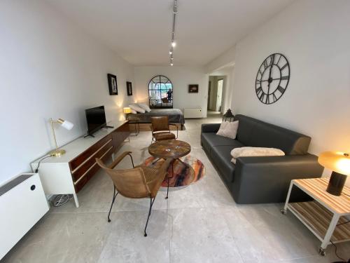 un salon avec un canapé et une table dans l'établissement Studio rénové avec terrasse, à 100m de la plage à Arcachon, parking privé inclus - FR-1-374-99, à Arcachon
