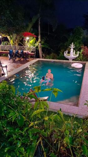 Bazén v ubytování บ้านภูคำฟ้า ดอยปู่ไข่ Baan Phu Kham Fah nebo v jeho okolí