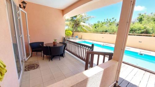 un balcone con vista sulla piscina di Corail - Holiday apartment a Grande Gaube