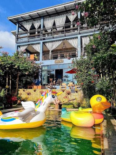 Bazén v ubytování บ้านภูคำฟ้า ดอยปู่ไข่ Baan Phu Kham Fah nebo v jeho okolí