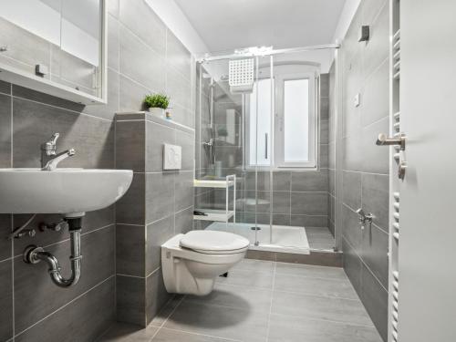 Un baño con inodoro, lavabo y bañera. en Wohnung in zentraler Lage - Kostenlose Parkplätze, en Kassel