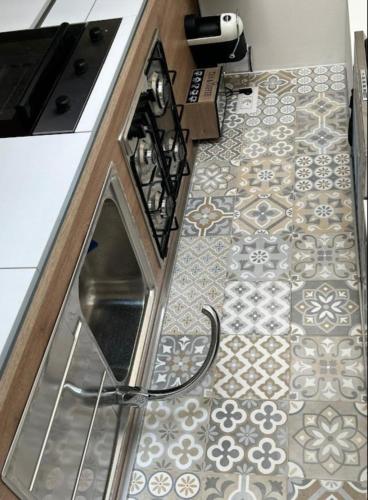 a kitchen with a tile floor with a stove at EGLHOUSE Locazioni brevi in Santa Croce Camerina