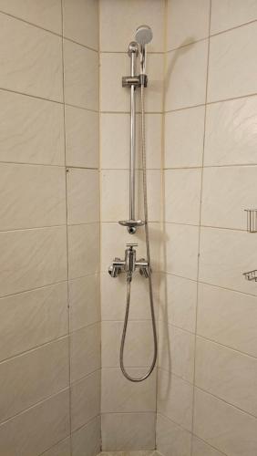首尔Hongdae Guesthouse4 - 1min from Hongik Uni station Exit #1的浴室里有淋浴喷头的淋浴