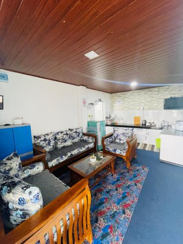 a living room with couches and a table at YaYa Lodge Haputale in Haputale