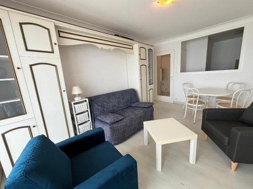 un salon avec un canapé bleu et une table dans l'établissement Studio spacieux avec balcon, vue mer, Les Sables d'Olonne - FR-1-197-618, à Les Sables-dʼOlonne