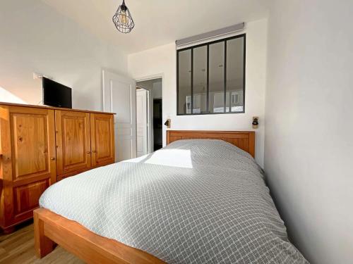 une chambre avec un lit et une fenêtre dans l'établissement Charmant T3 entre Plage et Village à Berck-Plage - FR-1-646-85, à Berck-sur-Mer