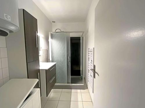 une salle de bain blanche avec un lavabo et une douche dans l'établissement Charmant T3 entre Plage et Village à Berck-Plage - FR-1-646-85, à Berck-sur-Mer