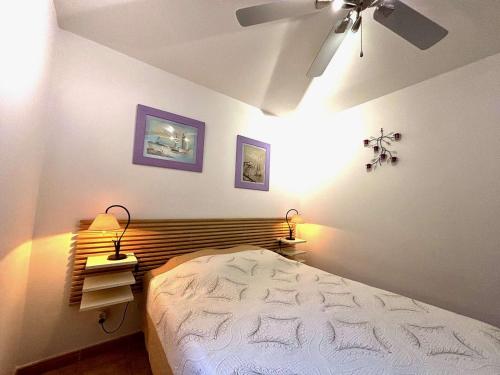 - une chambre avec un grand lit et 2 lampes dans l'établissement Appartement T3 avec Terrasse et Clim à 300m de la Plage - FR-1-226B-234, à Cavalaire-sur-Mer