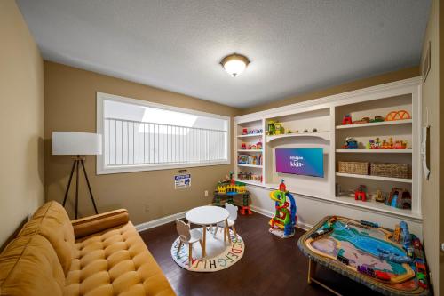 a living room with a couch and a table at EPIC Group Stay Big Gameroom Bar Arcade Playroom in Olathe