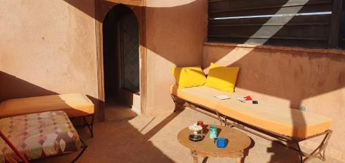 Zona de estar de DAR EL KERMA Traditional Rustic House