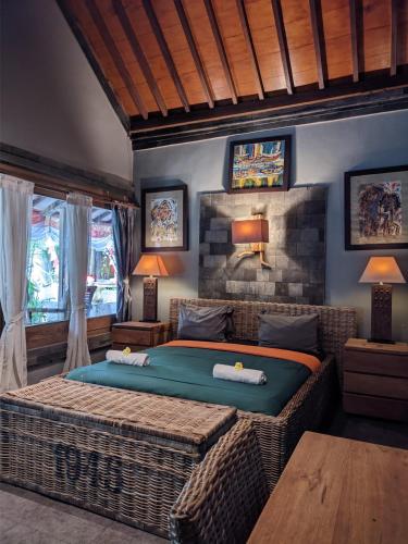 Кровать или кровати в номере Astuti Gallery Homestay