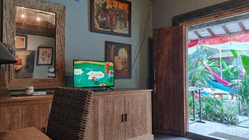 Телевизор и/или развлекательный центр в Astuti Gallery Homestay