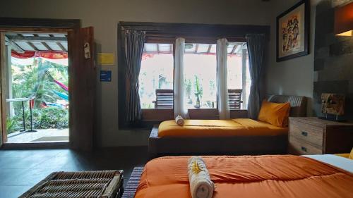 Кровать или кровати в номере Astuti Gallery Homestay