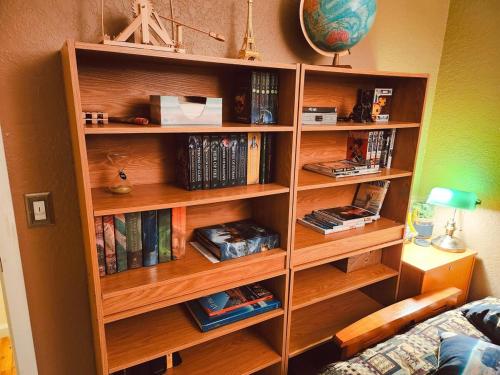 a book shelf filled with books next to a bed at Cozy and Relaxing Private Getaway Full Amenities in Bellingham