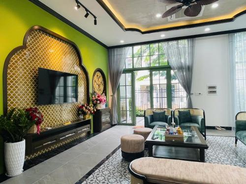 Телевизор и/или развлекательный центр в Elyday Villa - Bai Khem Beach, Phu Quoc