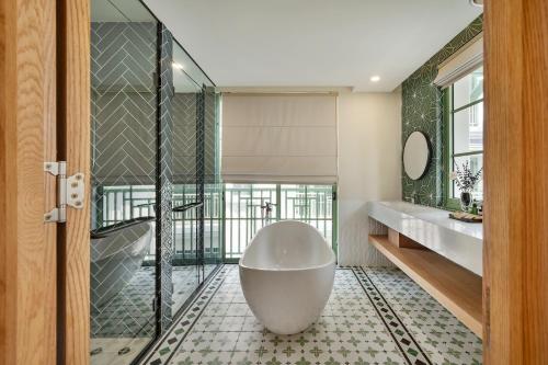 Ванная комната в Elyday Villa - Bai Khem Beach, Phu Quoc