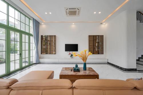 Телевизор и/или развлекательный центр в Elyday Villa - Bai Khem Beach, Phu Quoc