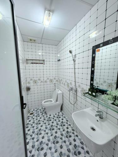 カットバ島にあるVENUS HOTEL catbaのトイレと洗面台を備えた白いバスルーム