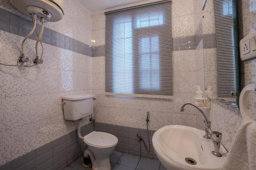 Ένα μπάνιο στο SaffronStays Sun Villa