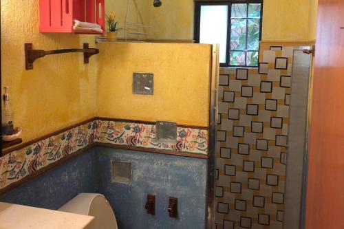 マンサニージョにあるCasa de Arenaの窓付きの客室で、バスルーム(トイレ付)が備わります。